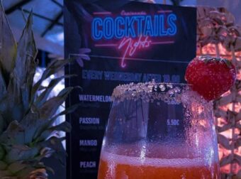 Cocktails δίπλα στο κύμα με 5,5€; Κι όμως!