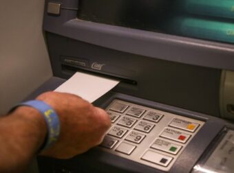 Απάτη στα ATM: Κλέβουν λεφτά χωρίς να αγγίξουν καν την κάρτα – Πώς να μην την πατήσετε