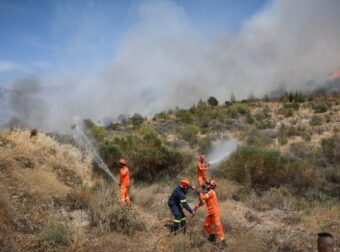 Βάλλεται και από αλλού η Αττική – Νέος συναγερμός στην Πυροσβεστική: Φωτιά κοντά σε σούπερ μάρκετ στον Κουβαρά (video)