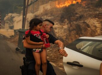 Πανικός στη Βούλα με την πύρινη λαίλαπα – Παρέμβαση του Δημάρχου: Εκκενώνονται 4 οικισμοί, τα Παιδικά Χωριά SOS και γηροκομείο με 300 ηλικιωμένους (video)