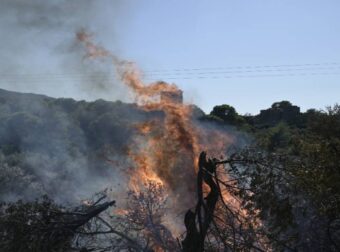 Φωτιά στους Αγίους Θεοδώρους – Καίγεται αποθήκη σπιτιού