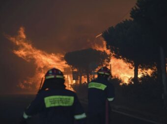 Φωτιά στα Μέγαρα: Πυροσβέστης με αναπνευστικά προβλήματα λόγω του καπνού