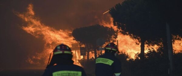 Φωτιά στα Μέγαρα: Πυροσβέστης με αναπνευστικά προβλήματα λόγω του καπνού