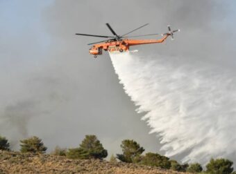 Φωτιά στα Μέγαρα: Αναγκαστική προσγείωση για ελικόπτερο που συμμετείχε στη μάχη της κατάσβεσης