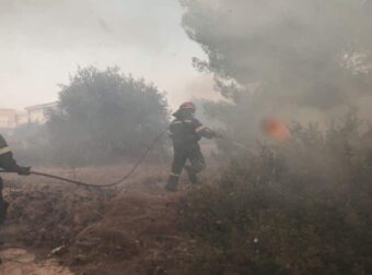 Φωτιά στο Ξυλόκαστρο – Επίγειες και εναέριες δυνάμεις στην περιοχή