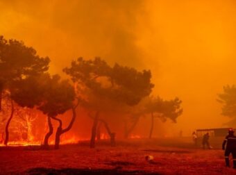 Φωτιά στην Λέσβο – Διεθνή ΜΜΕ: Σπίτια καίγονται, κάτοικοι και τουρίστες απομακρύνονται, κατάλυμα εκκενώθηκε