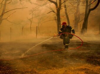 Μεγάλη φωτιά στα Μακρίσια Ηλείας – Εκκενώνεται η κατασκήνωση στη Φρίξα