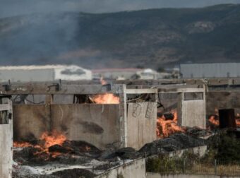 Φωτιά στον Ασπρόπυργο: Βίντεο-ντοκουμέντο "πιάνει" εμπρηστή που βάζει φωτιά δίπλα σε σπίτια (video)