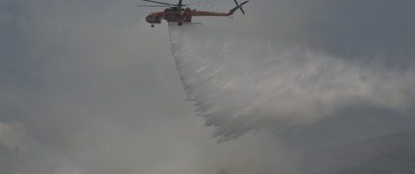 Πύρινα μέτωπα στην Ελλάδα: Καλύτερη η εικόνα της φωτιάς στο Άγιο Όρος! Μαίνεται στην Κόνιτσα Ιωαννίνων – Πολύ υψηλός κίνδυνος πυρκαγιάς σήμερα 7/8