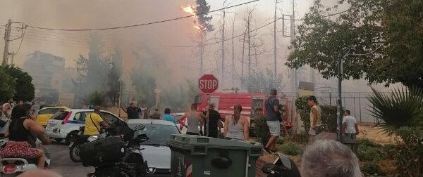 Ξέσπασε φωτιά στη Νίκαια – Έντρομοι οι κάτοικοι στους δρόμους (photo)