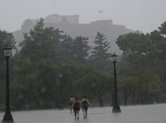 Κακοκαιρία: Έκλεισε η Πειραιώς από τη σφοδρή καταιγίδα που πλήττει την Αττική