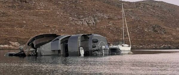 Πανικός στην Κύθνο: Η στιγμή που η διάσημη θαλαμηγός «007 James Bond» αρχίζει να βυθίζεται (video)