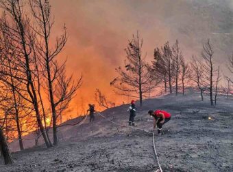 Γερμανός τουρίστας για τις φωτιές στη Ρόδο: «Παραδέχομαι τους Έλληνες»