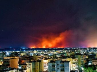 Νύχτα αγωνίας στην Αλεξανδρούπολη: Κάηκαν σπίτια και εκκλησίες, μεγάλες καταστροφές, 8 πυροσβέστες στο νοσοκομείο