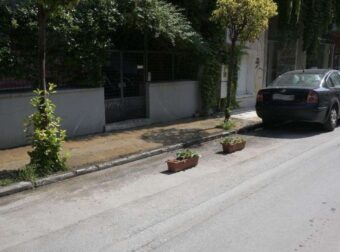 Θα την πατήσουν πολλοί: Κρατάς θέση πάρκινγκ στον δρόμο; Το τσουχτερό πρόστιμο που θα πληρώσεις