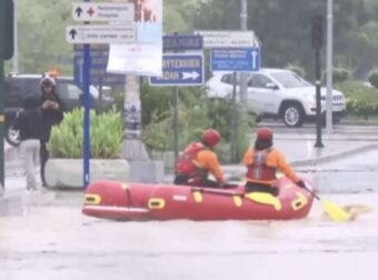 Με φουσκωτή βάρκα βγήκε η πυροσβεστική στο κέντρο του Βόλου για να απεγκλωβίσει τον κόσμο