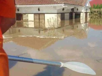 Συγκλονιστικά βίντεο διάσωσης από τη Θεσσαλία: «Έχουν εξαφανιστεί ολόκληρα χωριά κάτω από το νερό»