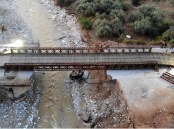 Μέσα σε 30 ώρες: Έτοιμη η γέφυρα που έστησε ο στρατός ξηράς στο Πήλιο