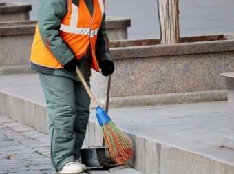 Κυρία με Κ κεφαλαίο: Οδοκαθαρίστρια βρńκε και παρέδωσε άμεσα ποpτοφόλι με 490 εupώ στη Θεσσαλονίκη