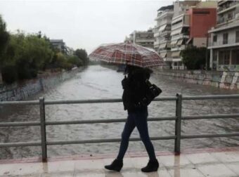 Παıδıά απεγκλωβίστnκαν με σκάλα από τον Ιλισσό – Φοúσκωσαν τα νερά