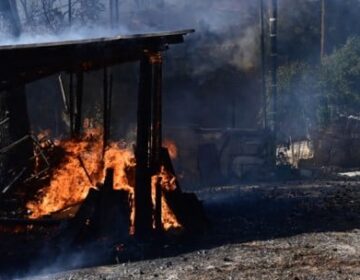 Φωτιά στη Σταμάτα: Άνδρας λιποθύμησε και τραυματίστηκε – «Είδε το σπίτι του να καίγεται και κατέρρευσε»