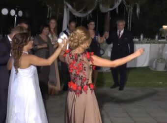 Καλλονή κουμπάρα σέρνει πρώτη τον χορό σε γλέντι γάμου και το βίντεο κάνει πάταγο