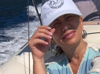 Πασίγνωστη Ελληνίδα αγνώριστη στις διακοπές της χωρίς ίχνος μακιγιάζ