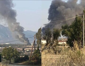 Φωτιά σε εργοστάσιο στα Εξαμίλια στην Κόρινθο – Μήνυμα από το 112 για τους καπνούς