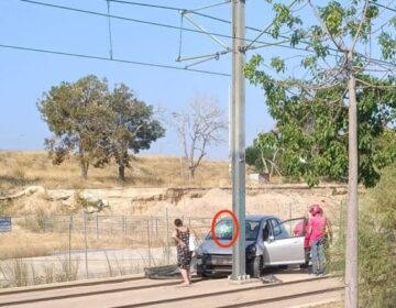 Λεωφόρος Ποσειδώνος: Τροχαίο με ΙΧ που πήγαινε πάνω στις γραμμές του Τραμ