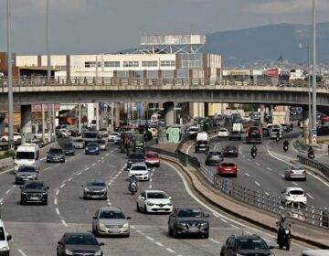 Σύγκρουση αυτοκινήτων τώρα σε λεωφόρο της Αθήνας – Προβλήματα στην κυκλοφορία