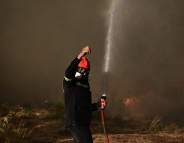 Κραυγή αγωνίας από τους πυροσβέστες – «Μην παίζετε με τις ζωές μας, το έχετε παρακάνει»