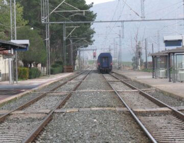 Σοκαριστικό περιστατικό στη Λιβαδειά: Τρένο έσερνε γυναίκα που πιάστηκε στις πόρτες