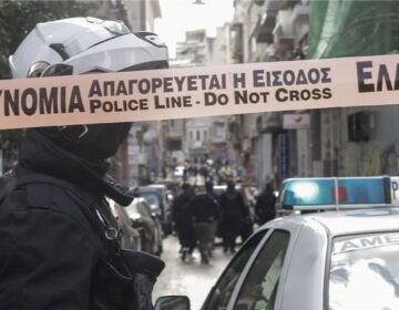 Άνδρας απειλεί να ανατινάξει τετράγωνο στην Αχαρνών – Έχει βγει σε μπαλκόνι και κρατάει μπουκάλα υγραερίου