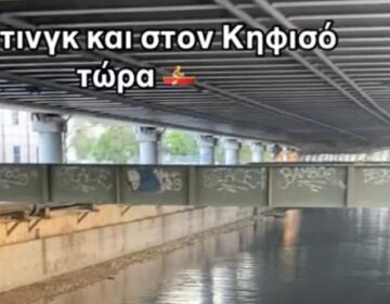 Άνδρας κάνει ράφτινγκ στον Κηφισό και γίνεται viral στο TikTok