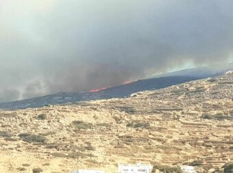 EKTAKTO – Mεγάλη φωτιά ΤΩΡΑ δίπλα από σπίτια – Συναγερμός στην Πυροσβεστική