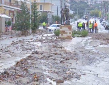 «Πνίγηκε» από το νερό πασίγνωστη ελληνική πόλη: Σε 2 ώρες έπεσε βροχή 7 μηνών – Υπερχείλισε ο ποταμός, πλημμύρισαν σπίτια, έκλεισαν δρόμοι