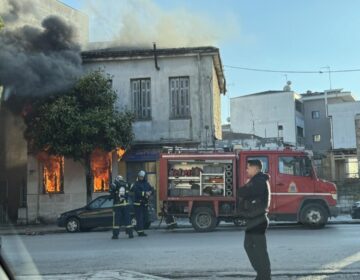 Ρακένδυτη γριούλα έκρυβε θησαυρό: 400 χρυσές λίρες ανακαλύφθηκαν σε καμένο σπίτι στα Τρίκαλα!