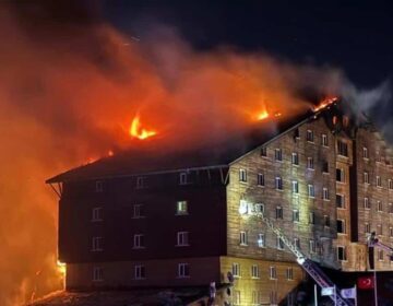 Σοκαριστικό βίντεο από το καμένο ξενοδοχείο στην Τουρκία – Οι γονείς έριχναν τα παιδιά τους από τα παράθυρα