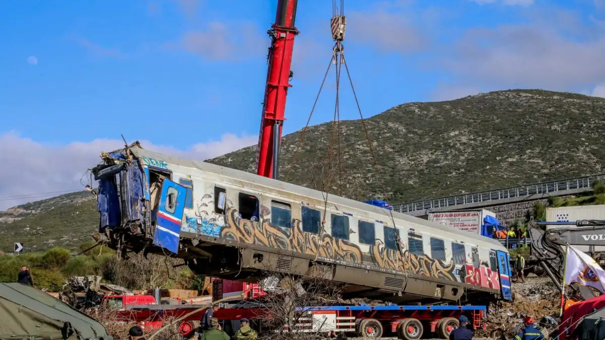 Hellenic Train για Τέμπη: Τα 3 βαγόνια που εκτροχιάστηκαν μετέφεραν λαμαρίνες, κενά κοντέινερ το 12ο και το 13ο