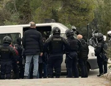 Λυκαβηττός: Άτομα πήγαν να ανοίξουν πανό για τα Τέμπη και η ΕΛ.ΑΣ προχώρησε σε 22 προσαγωγές