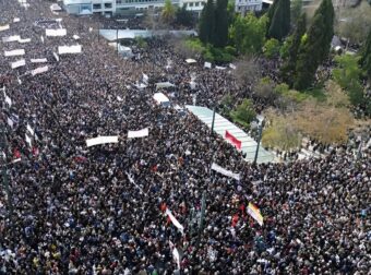 Οι συγγενείς θυμάτων στο Μάτι για τα Τέμπη: «Δίπλα σε κάθε γονιό που έχασε το παιδί του»