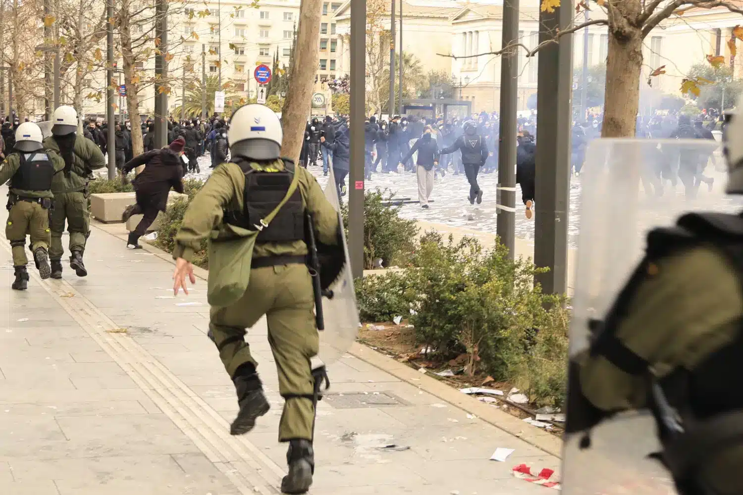 Ραγδαίες εξελίξεις για τα επεισόδια στο Σύνταγμα: Στην Εισαγγελία οι καταγγελίες περί «κουκουλοφόρων αστυνομικών»