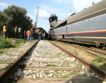 Τρένο παρέσυρε αυτοκίνητο που ήταν παρκαρισμένο πάνω στις γραμμές – Σε κατάσταση σοκ μηχανοδηγός και επιβάτες