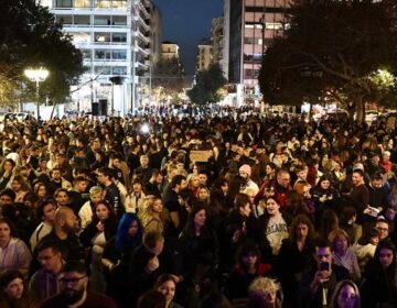 «Ένα τραγούδι για τα παιδιά που χάθηκαν»: Μεγάλη συναυλία στην Πλατεία Συντάγματος για τα Τέμπη